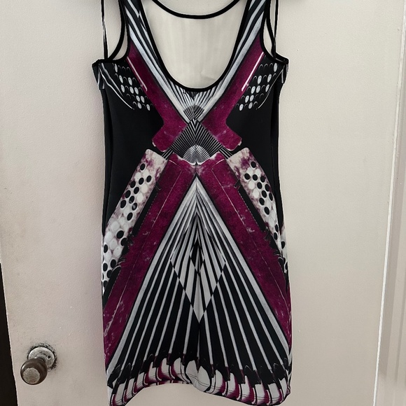 Lady Dutch Bodycon Dress - Picture 2 of 3